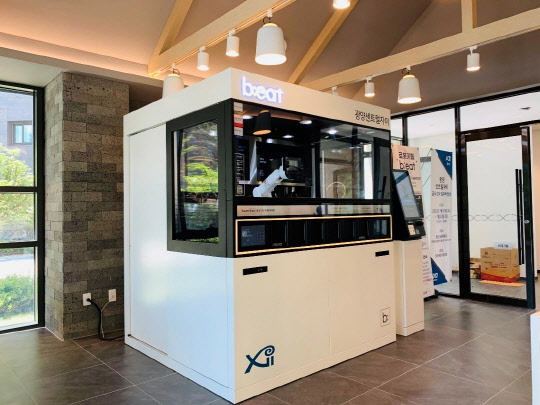 전라남도 광양시 센트럴자이 아파트 커뮤니티 티하우스에 가오픈 한 로봇카페 비트. <비트코퍼레이션 제공>